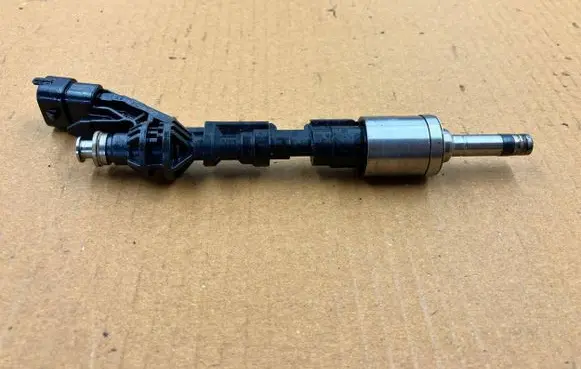 Ford Focus Fuel injector CJ5G9F593AA