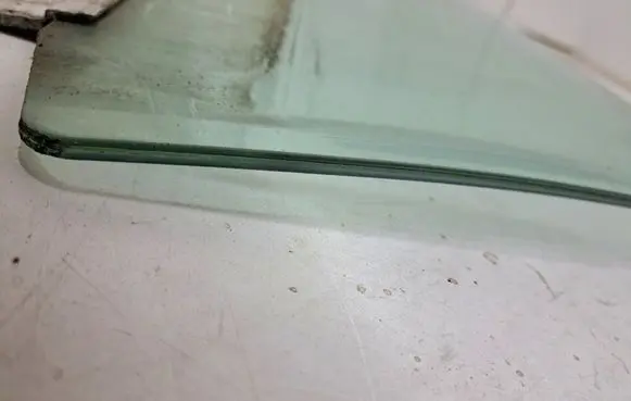 Volvo V70 Front door window glass four-door 