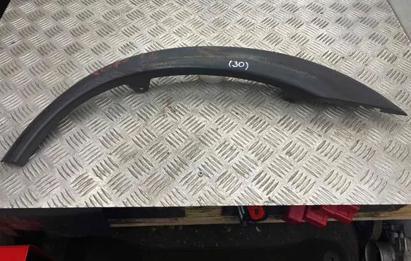 Rear fender molding trim