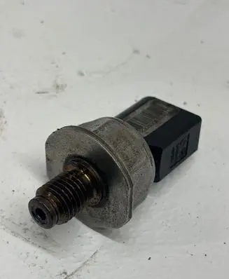 Mercedes-Benz C W204 Fuel pressure sensor 