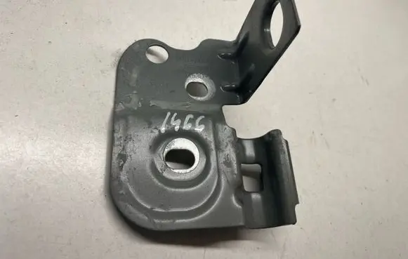 Audi Q7 4M Fender mounting bracket 4M0821168A