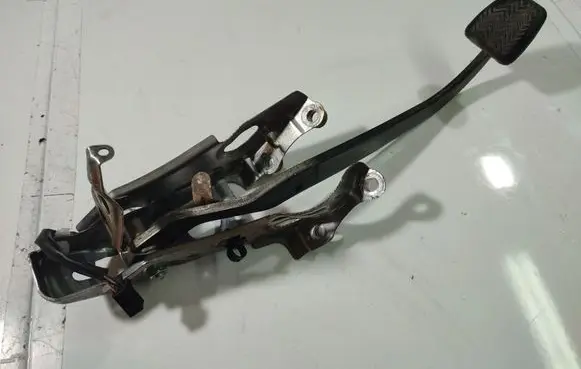 Toyota Avensis T270 Clutch pedal 