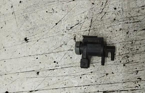 Volkswagen Golf IV Turbo solenoid valve 1J0906283A