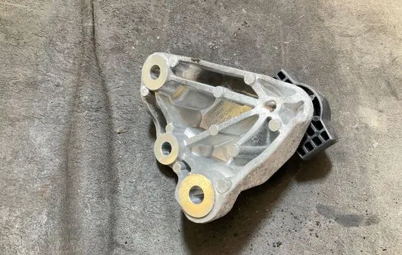 Volvo XC40 Engine mount bracket 32298843 AEMGT