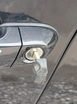 BMW 1 E81 E87 Front door lock (next to the handle) 