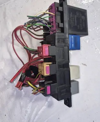 Volkswagen PASSAT B5 Other relay 4B0955531A