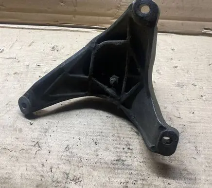 BMW 5 E39 Engine mounting bracket 1096080