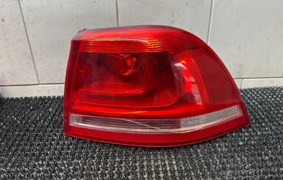 Volkswagen Touareg II Rear/tail lights 7P6945096F