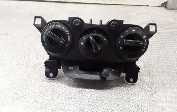 Mazda 2 Climate control unit DF718G02
