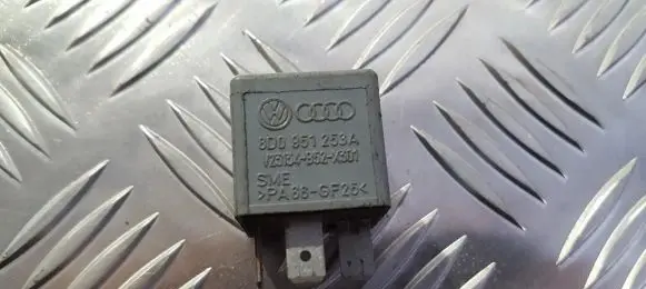 Volkswagen PASSAT B5.5 Other relay 8D0951253A V23134-B52-X301
