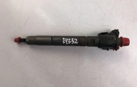 Volvo V70 Fuel injector 31303238