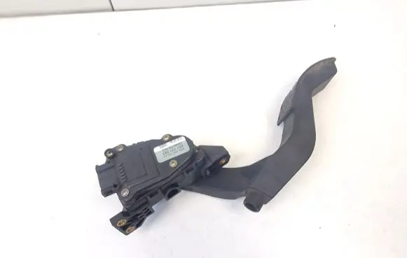 Volkswagen PASSAT B5 Accelerator throttle pedal 8D1721523