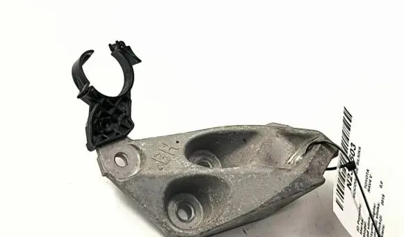 Toyota RAV 4 (XA50) Engine mount bracket