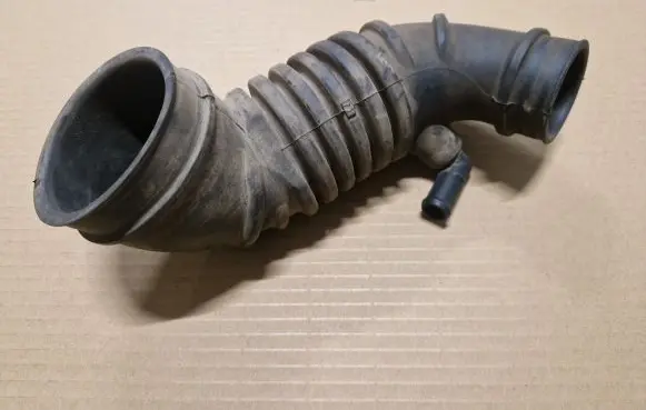 Mitsubishi L200 Turbo air intake inlet pipe/hose MN171012