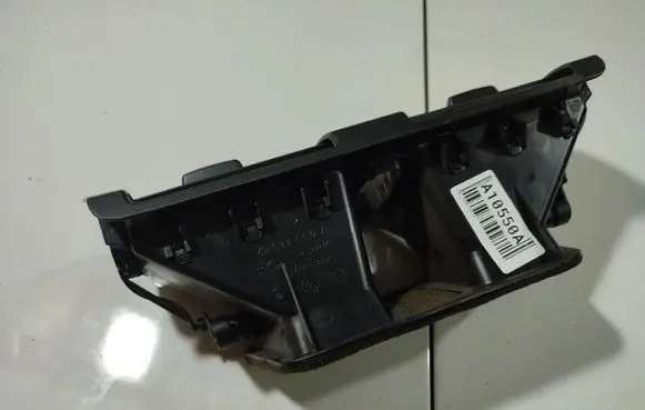 BMW 1 E81 E87 Dash center air vent grill 705918912 7.059189-12