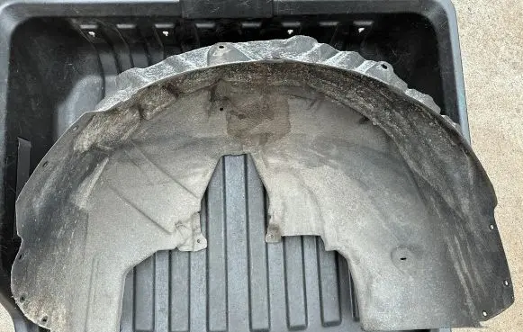 Rear arch fender liner splash guards