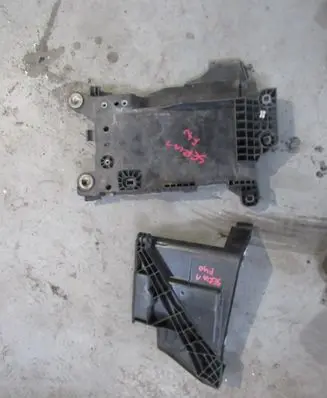 BMW 1 F40 Battery box tray 5677210