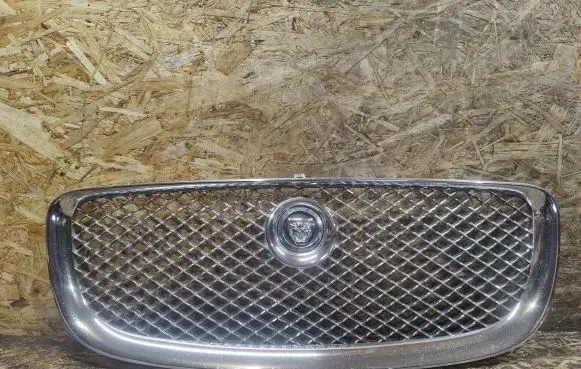Jaguar XJL Front bumper upper radiator grill AW938A100AA