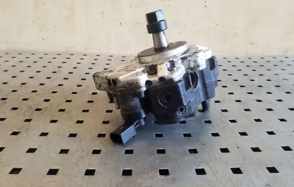 BMW X5 E70 Fuel injection high pressure pump 7798333 0445010146