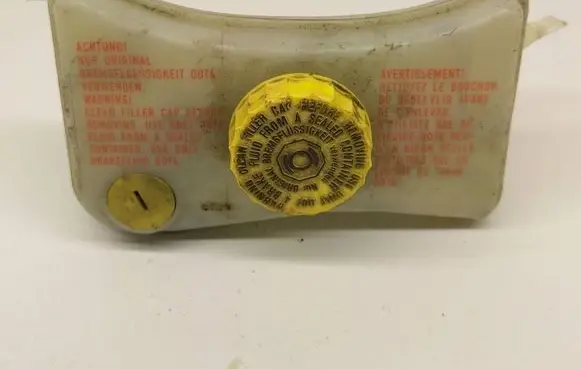 Brake fluid reservoir