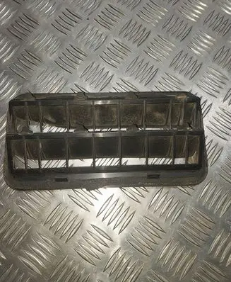 Quarter panel pressure vent