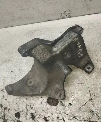 Opel Omega B1 Engine mounting bracket 90467534