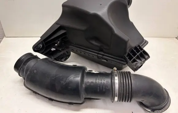 BMW X1 E84 Air filter box 7588280
