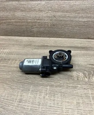 Nissan Almera N16 Rear door window regulator motor 400689T7