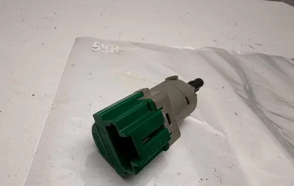 Peugeot 208 Brake pedal sensor switch 9818232480