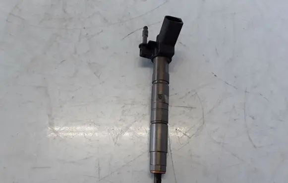 BMW 5 F10 F11 Fuel injector 7805428