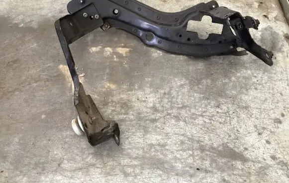 Mercedes-Benz E W211 Front bumper mounting bracket
