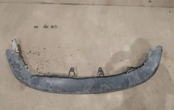 Volkswagen Golf V Front bumper lip 