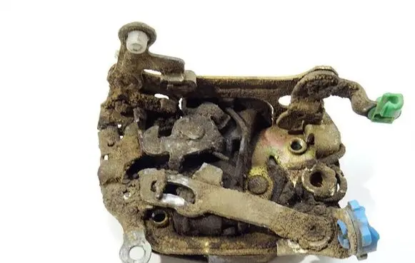 Nissan PickUp Front door lock