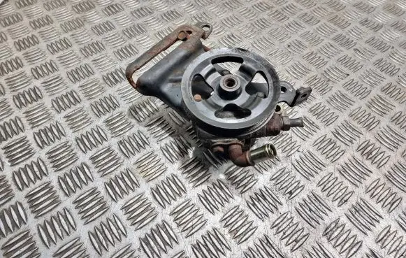 Toyota Avensis T250 Power steering pump U4L07408