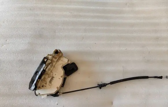 Skoda Yeti (5L) Front door lock 5K2837016B