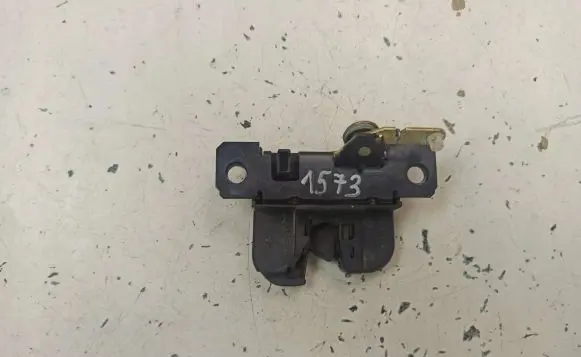 Volkswagen PASSAT B5.5 Tailgate lock latch 3B9827505