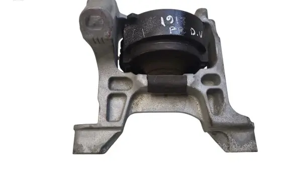 Mazda 6 Engine mount bracket