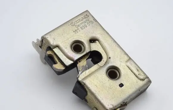 Volkswagen PASSAT B3 Rear door lock 357839016B