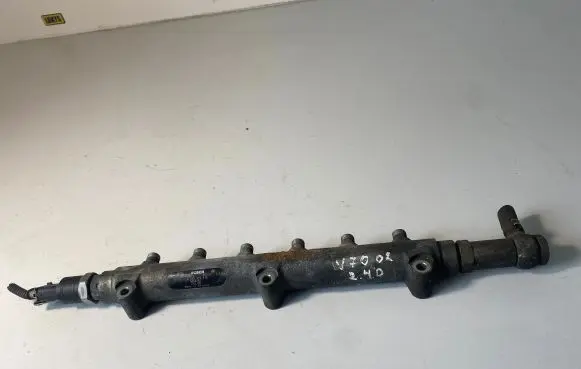 Volvo V70 Fuel main line pipe 8658252 0445215010