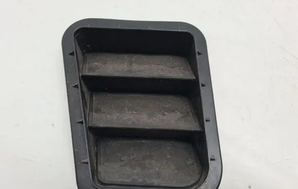 Quarter panel pressure vent