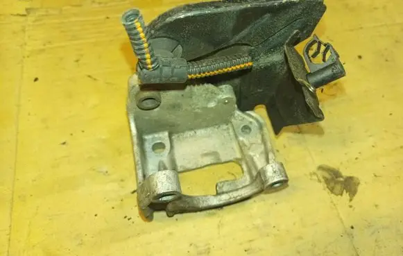 Dacia Sandero Power steering pump mounting bracket 8200040061