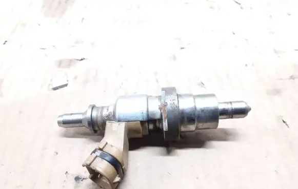 Toyota Avensis T250 Fuel injector 2371026010
