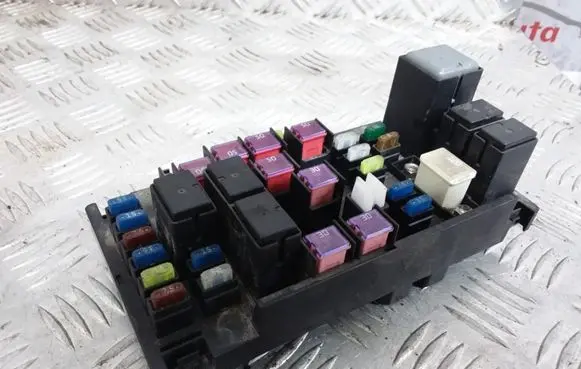 Subaru Legacy Fuse module 82241AG070 MB200200B 806261
