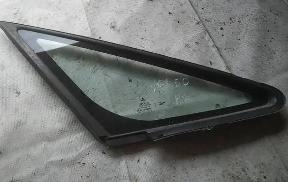 Mitsubishi Colt Front triangle window/glass as2
