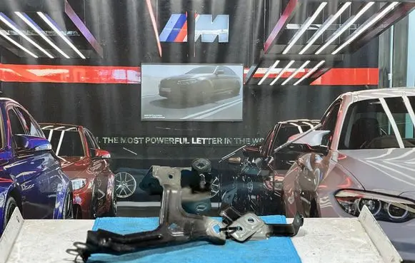 BMW 5 G30 G31 G38 Fender mounting bracket 7349617