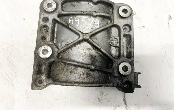 Honda CR-V Engine mounting bracket