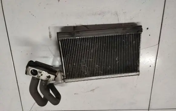 A/C cooling radiator (condenser)