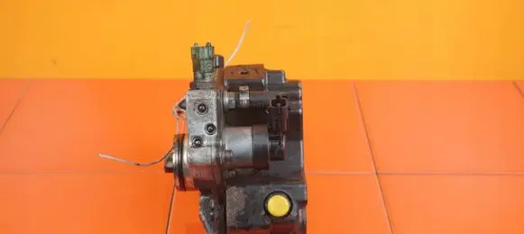 Volvo XC90 Fuel injection high pressure pump 31303475 D5244T18