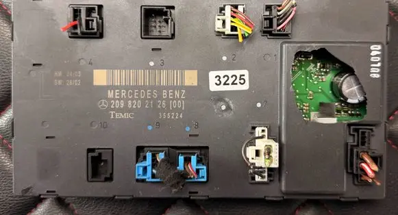 Mercedes-Benz C W203 Door control unit/module 209820212600 355224