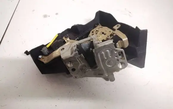 Mercedes-Benz C W202 Front door lock 2027300635